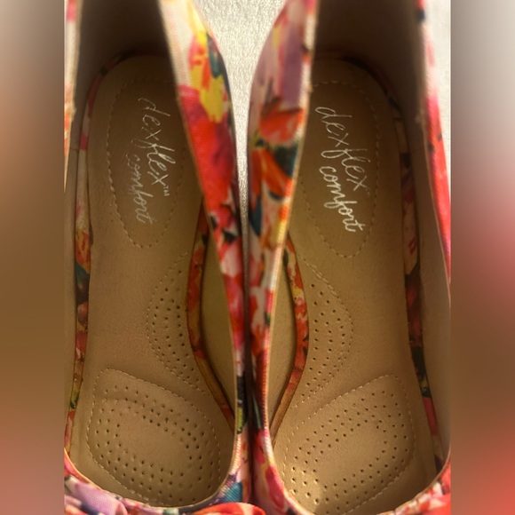 Dexflex comfort 6.5 floral peep toe wedge. Excellent condition. - Picture 4 of 7